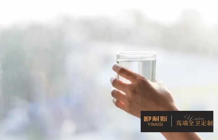 在鏡柜和主柜里，可以放上一杯水