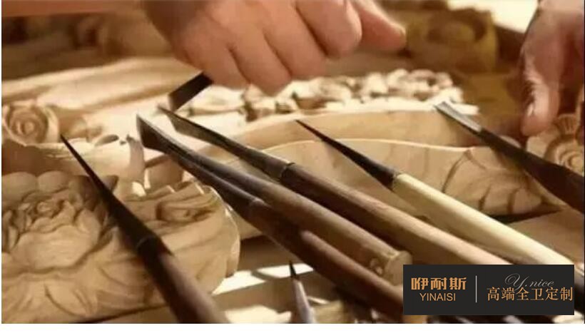 第四步：刮磨。將花紋邊緣有毛刺的地方刮磨平滑。