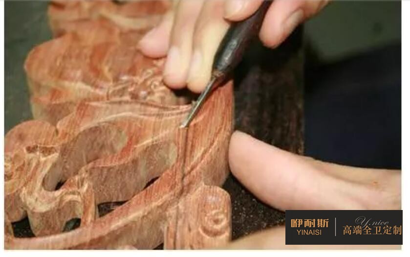 第二步：打坯。每一道細(xì)節(jié)都精心雕琢而成，一厘米的寬度就有一公分的深度。