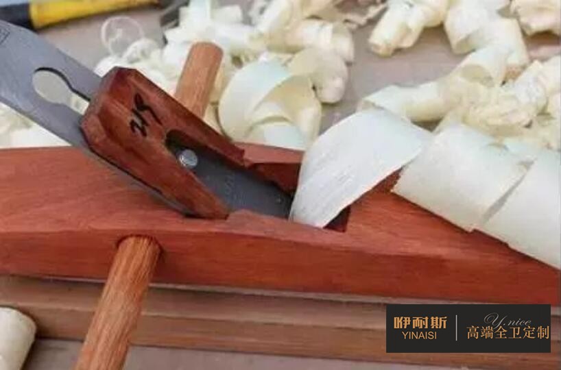 第三步：平刨。把才修過(guò)的木板刨削平整、使表面具有一定的平滑度。