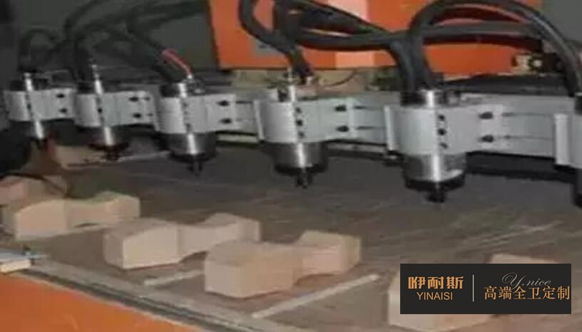 第四步：彎料鋸。彎料鋸及制作造型使木塊具備一定的曲線與規(guī)格。