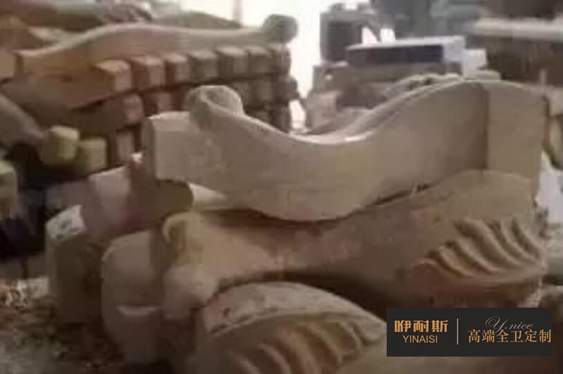 第六步：鑼機(jī)：以模具為原型，以刀具進(jìn)行切削，形成更為完整與流暢的線條，規(guī)定了產(chǎn)品的形狀。