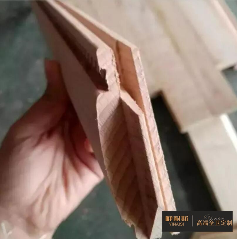 第七步：出榫機(jī)。使木塊具備特有的準(zhǔn)頭結(jié)構(gòu)制作出一種古典效果，以便木塊之間更為緊密的連接。