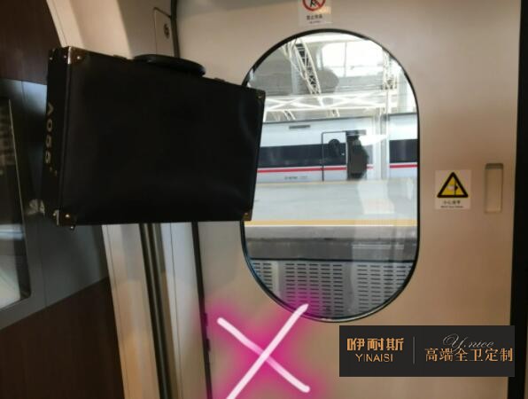 平穩(wěn)放置物品，較重的物品應(yīng)放置在浴室柜底柜底層;吊柜內(nèi)不易放置過重物品