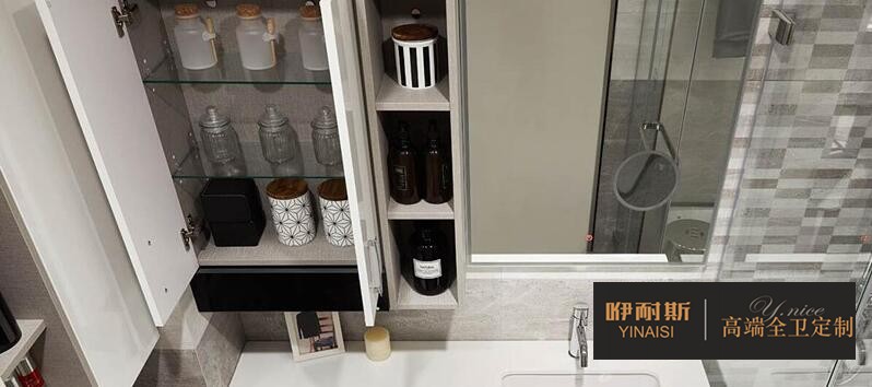 掛墻式浴室柜設(shè)計，精致的雕刻增添了優(yōu)雅和魅力。兩個開放式貨架解決“必備品”清單上的任何產(chǎn)品，存放和拿取都方便。